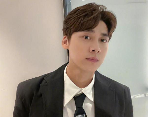 《鏡雙城》首播熱度飆到榜首，李易峰一出手，又是一部“黑馬劇”