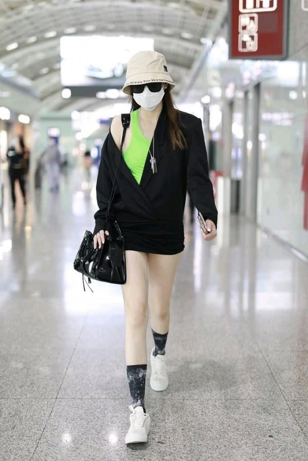 戚薇真會玩，衣服不好好穿就算了，褲子還非得反著穿，意外洋氣