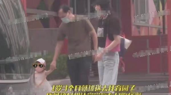 唐嫣1歲女兒正臉終於曝光！穿紗裙放學回家，完美繼承媽媽的顏值