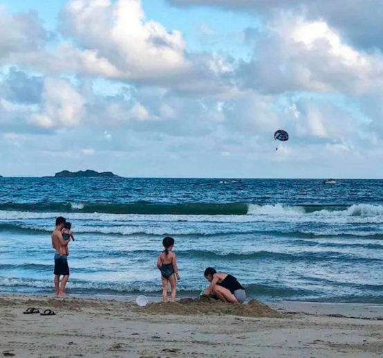 河南小夥娶大5歲美國妻子，岳父不要彩禮還負責婚禮，現在咋樣了