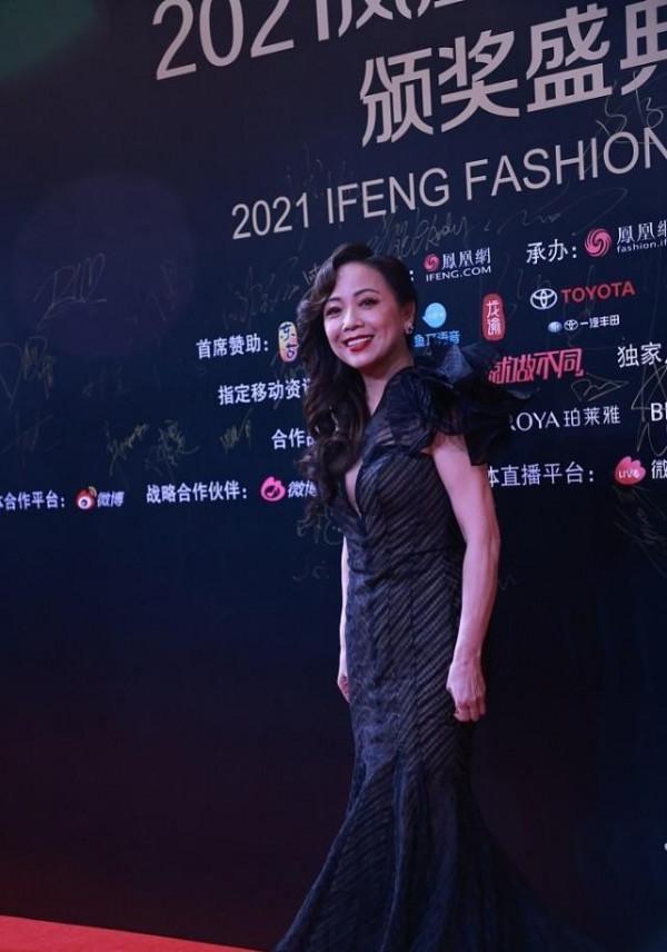 鄧萃雯才是真“風韻猶存”，魚尾裙配波浪發，大女人的氣場蓋不住