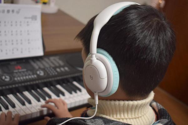 打造安靜學習環境，一鍵降噪三重護耳，碳氧學習耳機Pro版上手