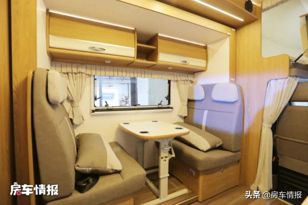 金冠新款房車，客廳能坐10人沙發比家裡的還大，朋友小聚也有面子