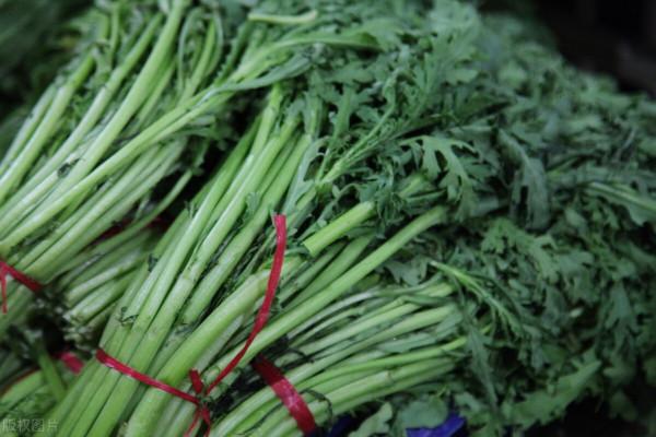 夏天,遇到“皇帝菜”別手軟,加辣椒簡單一炒,清脆又新鮮 夏天,遇到“皇帝菜”別手軟,加辣椒簡單一炒,清脆又新鮮