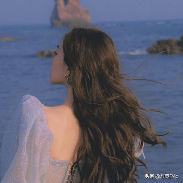 Angelababy ​​​​海邊一襲藍色長裙，完美側顏讓人心動