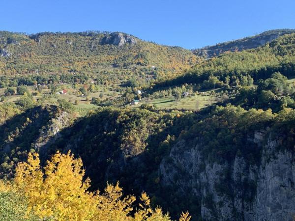 它是南斯拉夫電影《橋》所在地、也是最具“北歐風情”的南歐小鎮