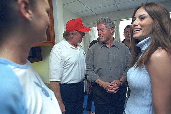 2005年，克林頓參加特朗普婚禮，和新郎新娘拍下一張親密合影