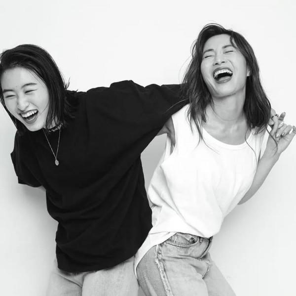 這對母女的顏值、身材和衣品都太絕了！基因實在強大&hellip;