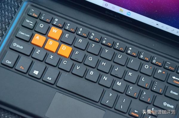 國產新款“PC遊戲掌機”評測:8.4英寸,2.5K屏設計,跑分超35萬 國產新款“PC遊戲掌機”評測:8.4英寸,2.5K屏設計,跑分超35萬