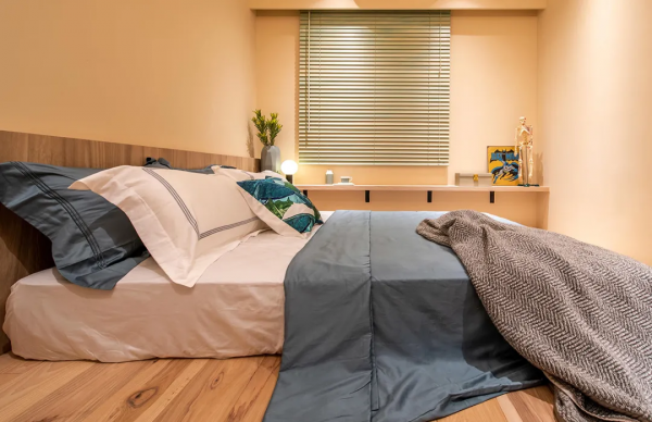 100㎡裝修不走尋常路，卡座取代沙發，主臥直接裝地臺太實用了