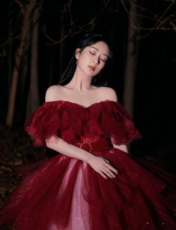 楊紫成跨年晚會收視率頂流，穿抹胸紗裙扮在逃公主，被驚豔到了