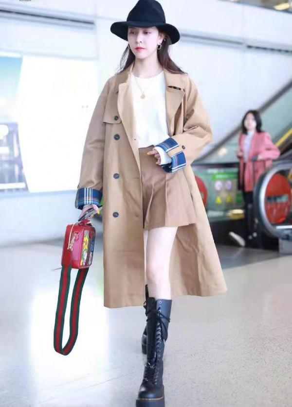 宋妍霏雖是95後但氣場超強，奶茶風衣配馬丁靴，真是行走的衣架子