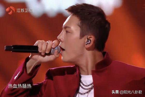 各大衛視跨年晚會狀況頻出，陳偉霆真唱翻車，周筆暢被楊冪帶跑調