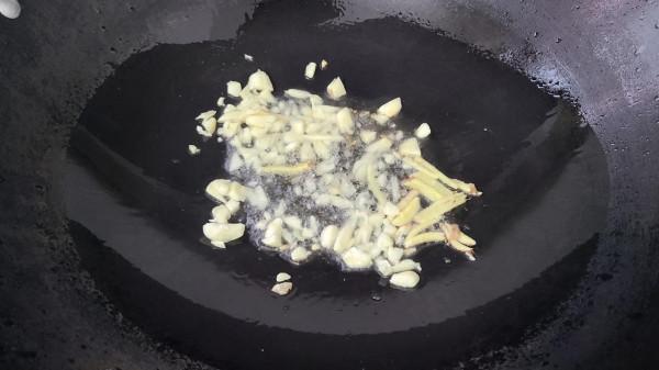 椒鹽魷魚,是我家經常吃的一道美味家常菜,10分鐘就能做好 椒鹽魷魚,是我家經常吃的一道美味家常菜,10分鐘就能做好