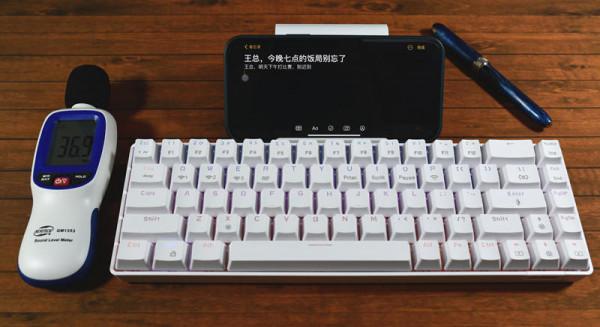 這鍵盤玩上就不想鬆手，平民好價，軸體熱插拔，還有RGB