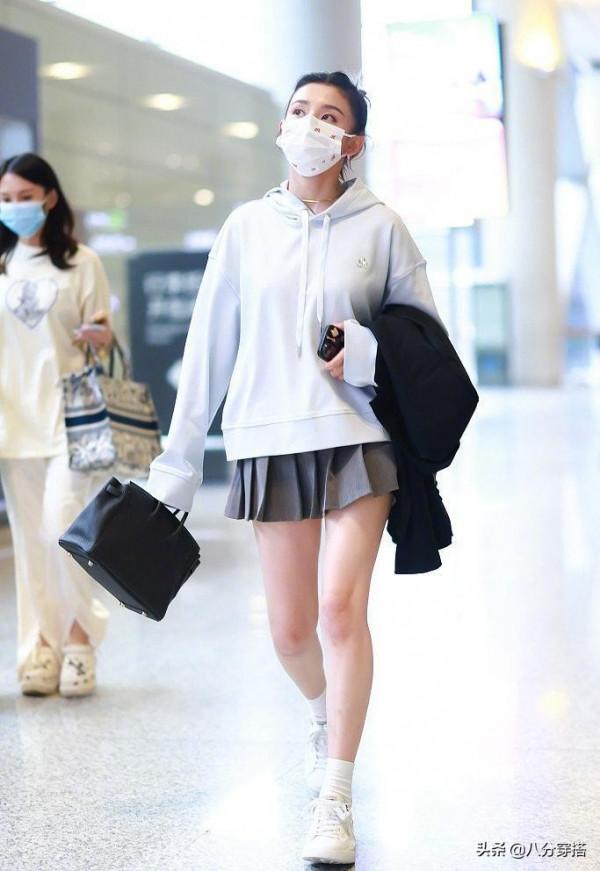 譚松韻才是小個子穿衣模板，藍色衛衣搭配運動褲，保暖舒適又時髦