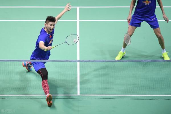 羽毛球克敵12招，雙打要集中進攻較弱的一個，最好的防守就是進攻