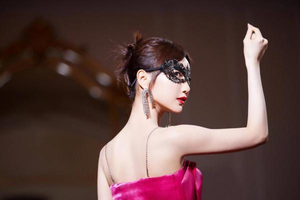 毛曉彤可以是甜美可愛的鄰家妹妹,也可以是主宰舞臺的霸氣女王 毛曉彤可以是甜美可愛的鄰家妹妹,也可以是主宰舞臺的霸氣女王