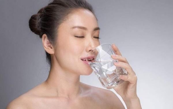 喝水時，一半熱水兌一半冷水，對身體有什麼影響？一起來了解一下