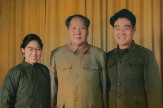 1959年,毛主席參加大女兒李敏婚禮,一向不勝酒力的他連乾數杯 1959年,毛主席參加大女兒李敏婚禮,一向不勝酒力的他連乾數杯