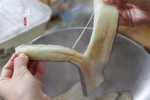 我家做涼拌茄子，不用上鍋蒸，茄子不變色，水汽少，入味好吃