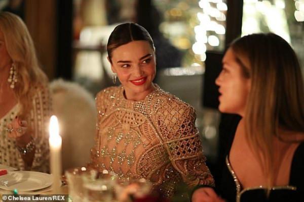 38歲超模米蘭達·可兒辦晚宴，穿金衣貴婦感十足，生了仨娃仍可愛