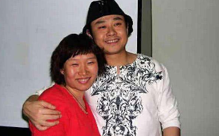 妻子生下女兒後不辭而別，20歲刀郎成單親爸爸，靠賣唱養活女兒