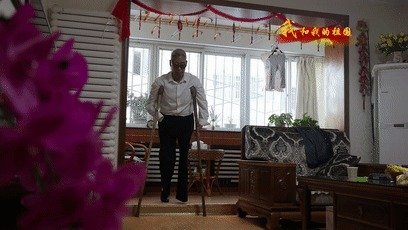 這個敬禮看哭了!女兵替父親祭奠犧牲戰友…… 這個敬禮看哭了!女兵替父親祭奠犧牲戰友……