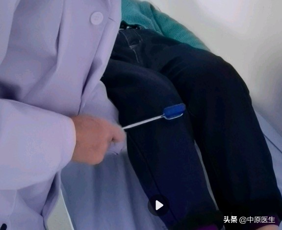 30歲女子右下肢麻木,多次治療無效,被細心老專家查出原因 30歲女子右下肢麻木,多次治療無效,被細心老專家查出原因