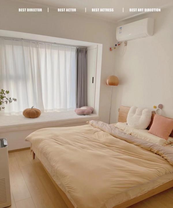 她家只有55平米，全屋裝修成大白牆，陽臺做拱門，鄰居都直呼好看