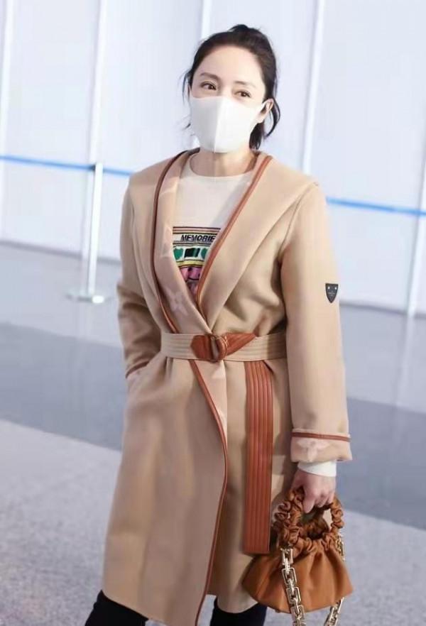 董璇看起來還是很年輕，穿大衣簡約又顯氣質，美得不像“阿姨輩”