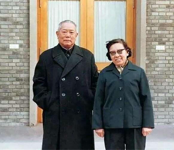 她是李先念的女兒，18歲參軍，後致力於醫療事業發展，享年僅62歲