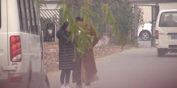 黃渤和一女子挽手引爭議，盤點男星們的那些過界行為