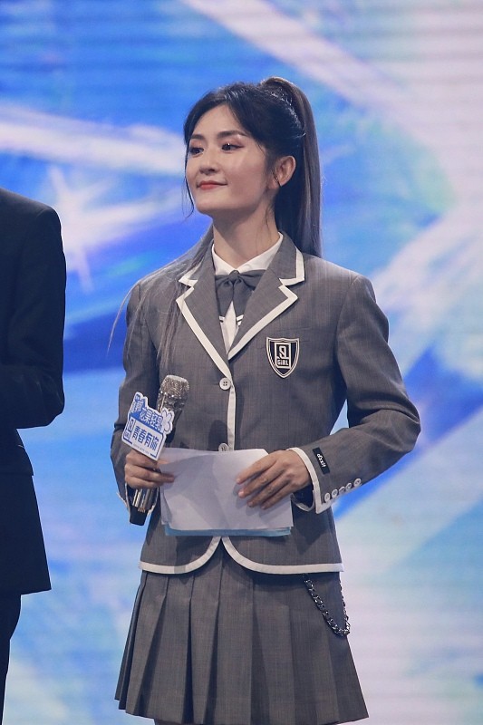 謝娜重回快本造型依舊甜美，甜酷風打扮真顯嫩，一點不像孩子媽