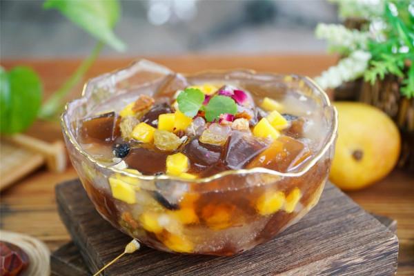 天熱，吃雪糕喝冷飲不如來碗“冰粉”，幾塊錢做一大碗，痛快消暑