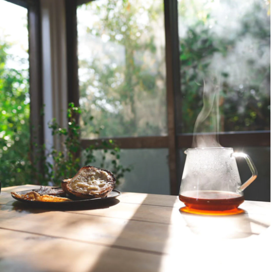 日式裝修風格的一人居，溫暖的光線，清新的綠植，生活詩意