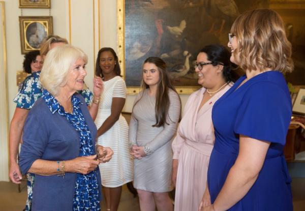 74歲卡米拉穿淡藍色現身，戴藍色梵克雅寶手鍊，秋天裡的一抹清爽