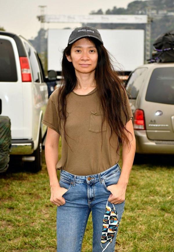 中國女導演現身《永恆族》紅毯，雖然穿得有點老氣，但不影響氣質