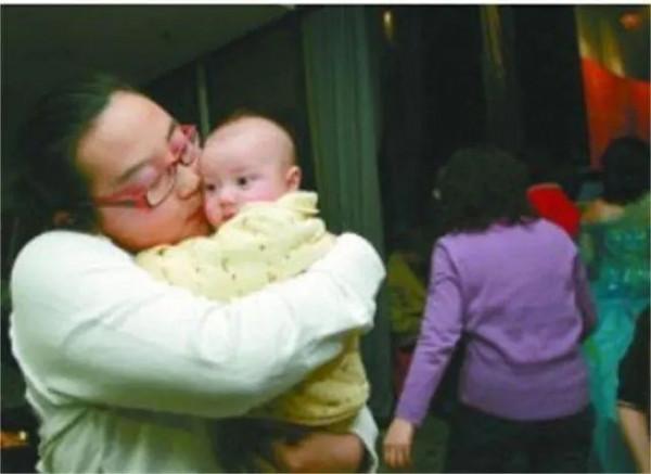 中國首例試管嬰兒鄭萌珠,31年後,在出生時的產房誕下一健康女嬰 中國首例試管嬰兒鄭萌珠,31年後,在出生時的產房誕下一健康女嬰