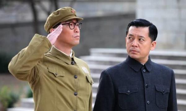 何政軍：錯過鞏俐娶初戀為妻，出道多年無緋聞，父親身份不一般