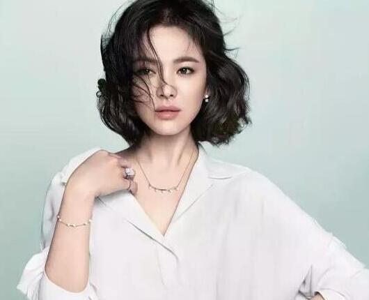 韓國初代國民妹妹，曾慘遭金範戀情背叛，後歷經4次手術險些截肢