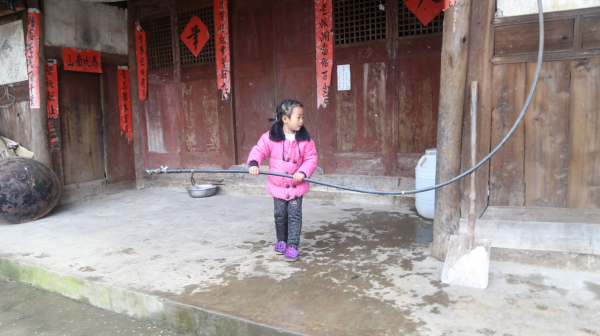 媽失蹤爸坐牢，6歲女孩撐起三代之家，13億人為她點贊加油