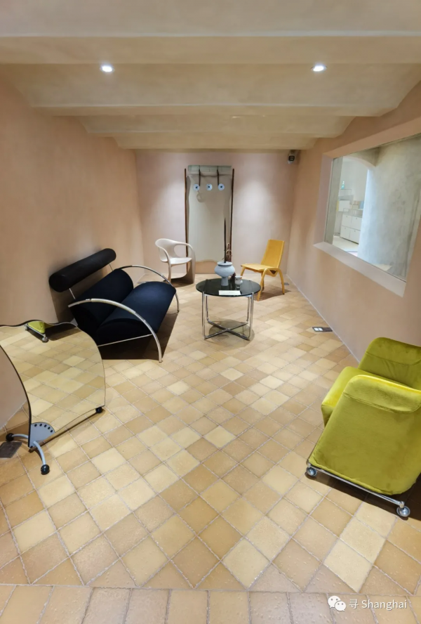 在莫蘭迪色的洋房裡看中古傢俱展