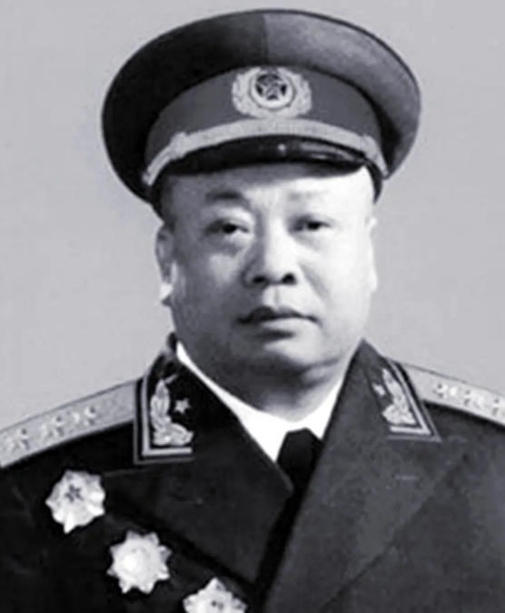 賴傳珠將自己定為中將，毛主席堅決否定，最終他被授予什麼軍銜？