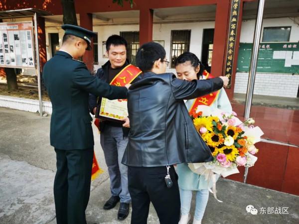 立功喜報送進學校,軍嫂直呼感動,學生當場沸騰…… 立功喜報送進學校,軍嫂直呼感動,學生當場沸騰……