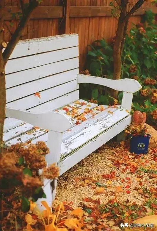 他賣掉城裡的房子，包了個山頭，打造集裝箱陽光房、小木屋、花園