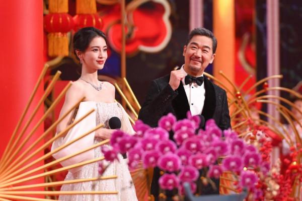 北京臺春晚：Angelababy主持被質疑不如幼兒園老師，馮鞏玩諧音梗
