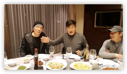 港圈黃金配角齊聚內地，73歲梁小龍金髮戴墨鏡，黃一飛老年斑明顯