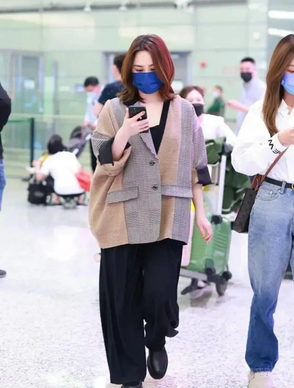 阿嬌發胖後衣品“堪憂”，穿大碼襯衫還配闊腿褲，目測像130斤