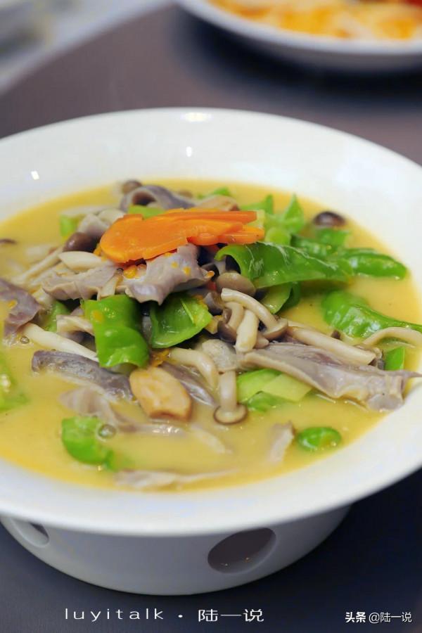 10人消費將近4000元，鮮松茸、大黃魚、羅氏蝦、私房牛肉都不錯